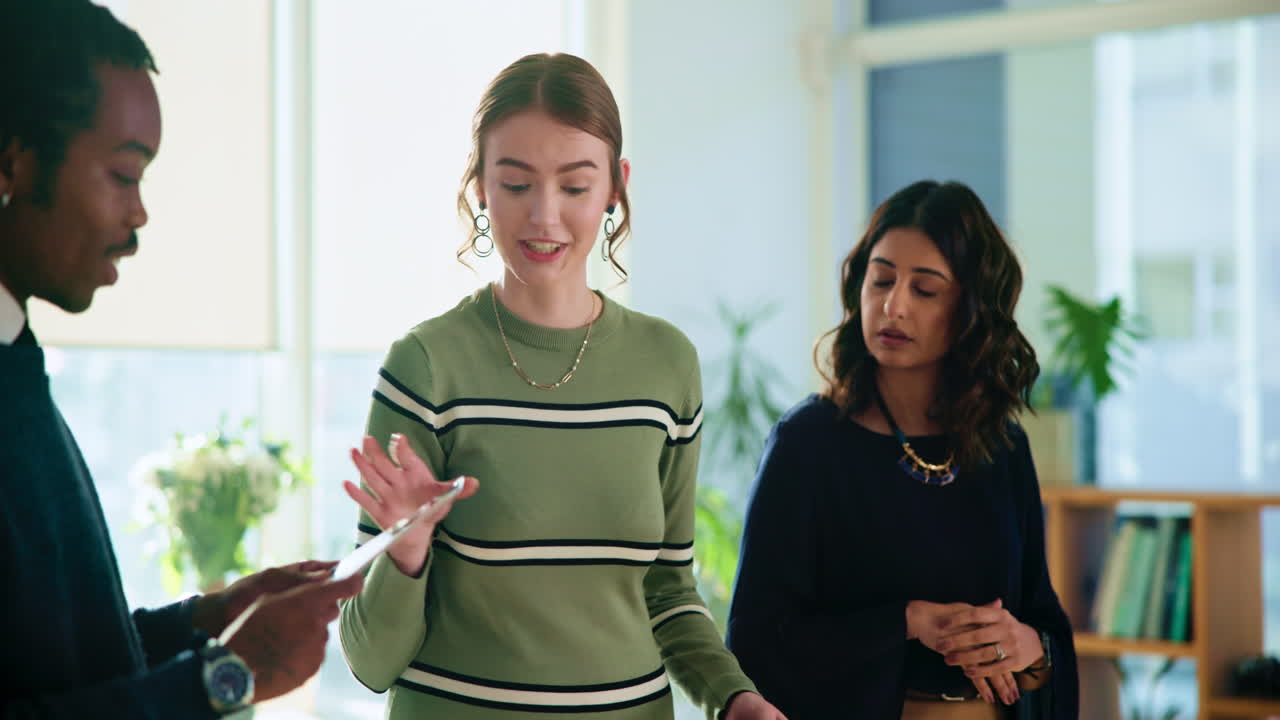 tres profesionales de negocios en una reunión discutiendo un proyecto