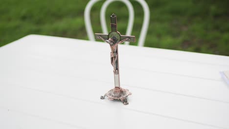 Christliches-Kreuz-Auf-Dem-Signiertisch-Bei-Einer-Hochzeit-–-Nahaufnahme