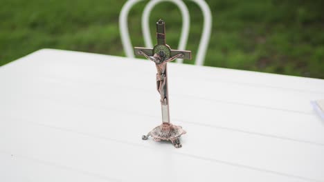 cruz cristiana en la mesa de firmas en una boda - de cerca