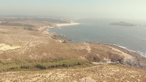 Volando-Sobre-El-Continente,-Lejos-Del-Océano,-De-Porto-Covo-En-Portugal