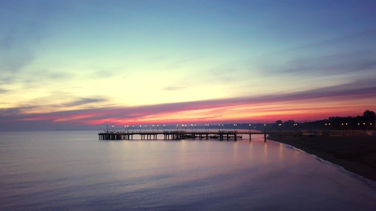 일출 직전 해변에서 이른 아침