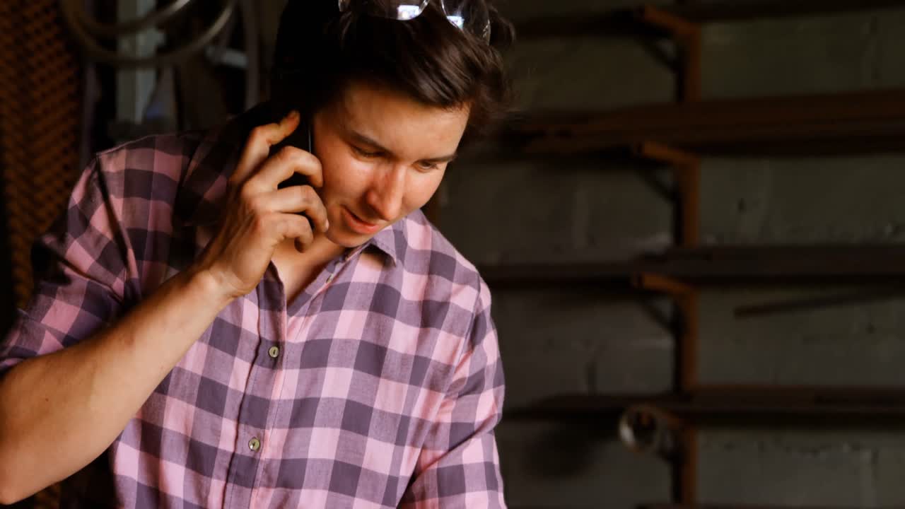 4k 노트북을 사용하는 동안 휴대 전화로 이야기하는 금속공