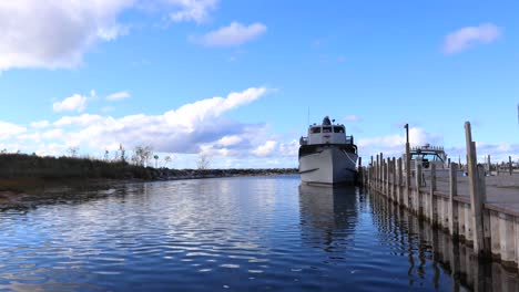 Boot-In-Leeland,-Michigan-Und-Fluss