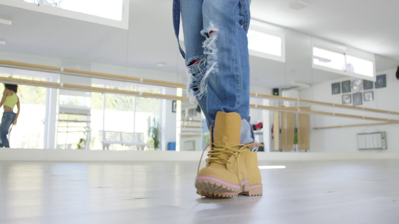 vista de ángulo bajo en botas de bailarinas