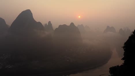 太阳在云和烟雾中闪耀的空中照片 在中国扬州一个孤立的山脉