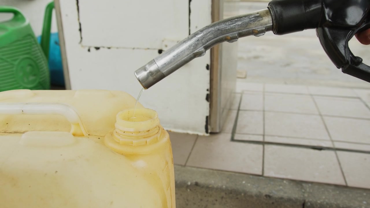 Fare il pieno di benzina con la crisi