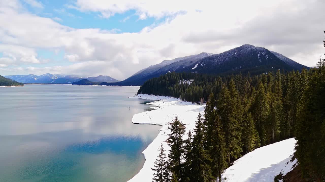 vista panorámica del lago kachess sobre árboles de hoja perenne y nieve en el estado de washington