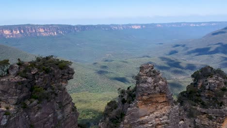 Aerial-view-over-Three-Sisters,-Blue-mountains,-Sydney,-Australia