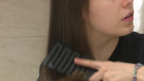 욕실에서 머리를 는 여자