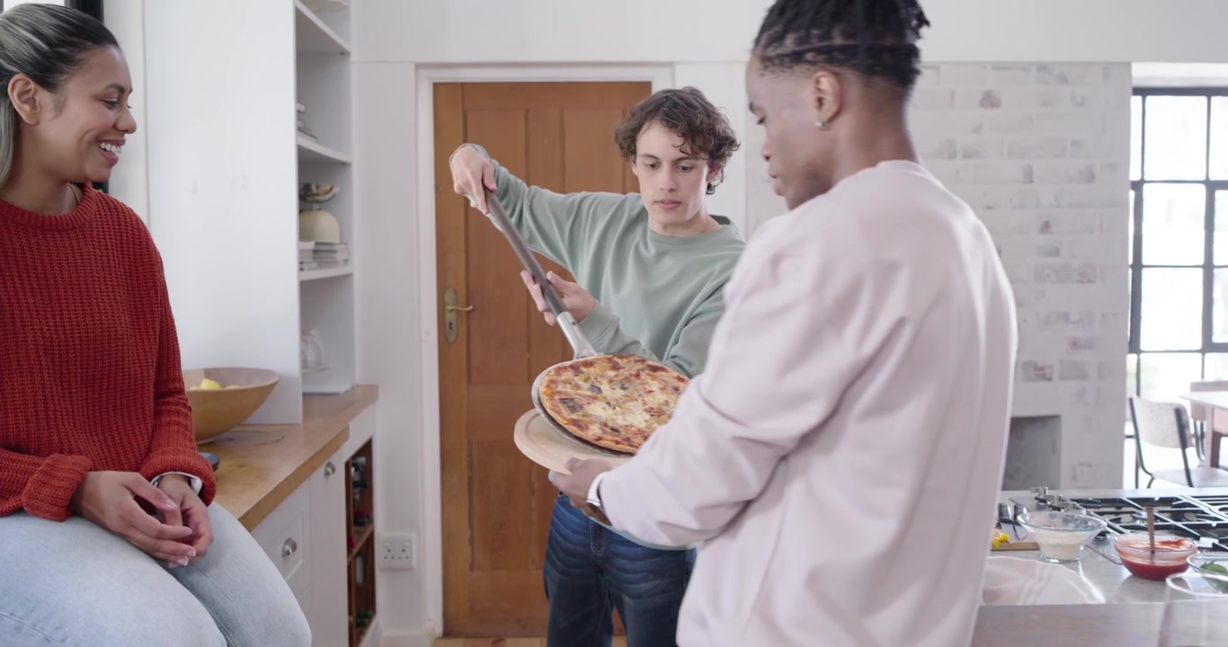 Amici di diverse etnie che brindano a un'isola, poi un uomo controlla il forno a legna e serve la pizza con la pala