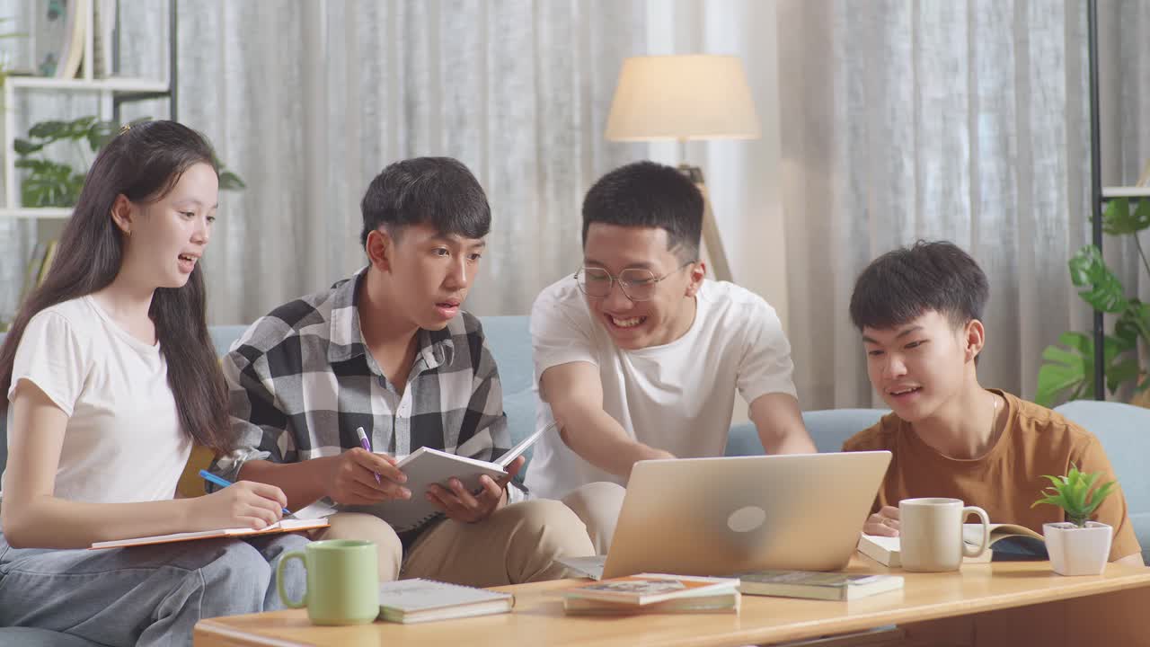 행복한 학생들이 성공을 축하하고 있습니다.