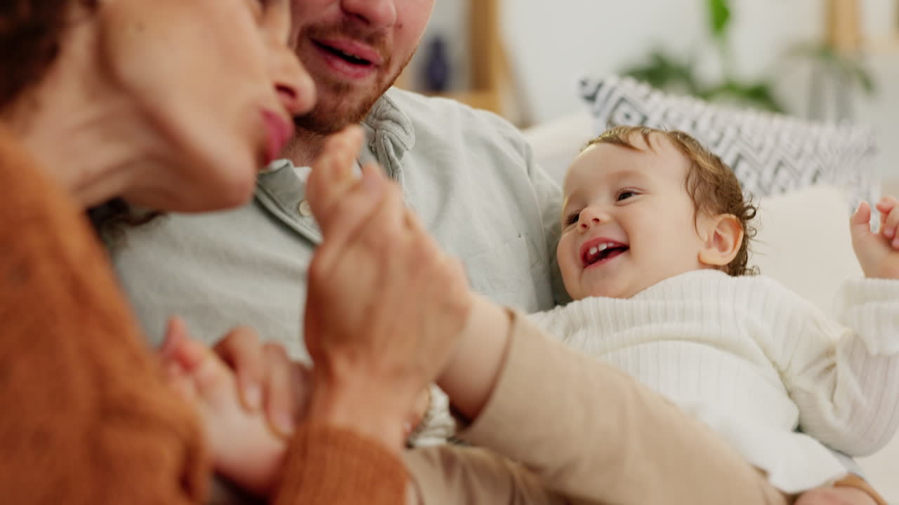 가족, 사랑과 엄마가 키스하는 아기 놀이