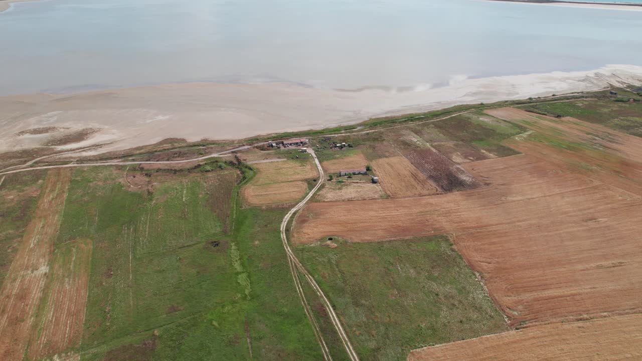 panorámica aérea de los pastos de pastizales agrícolas a lo largo de la isla costera de lemnos