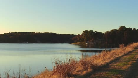 vista de la orilla del lago en la tarde