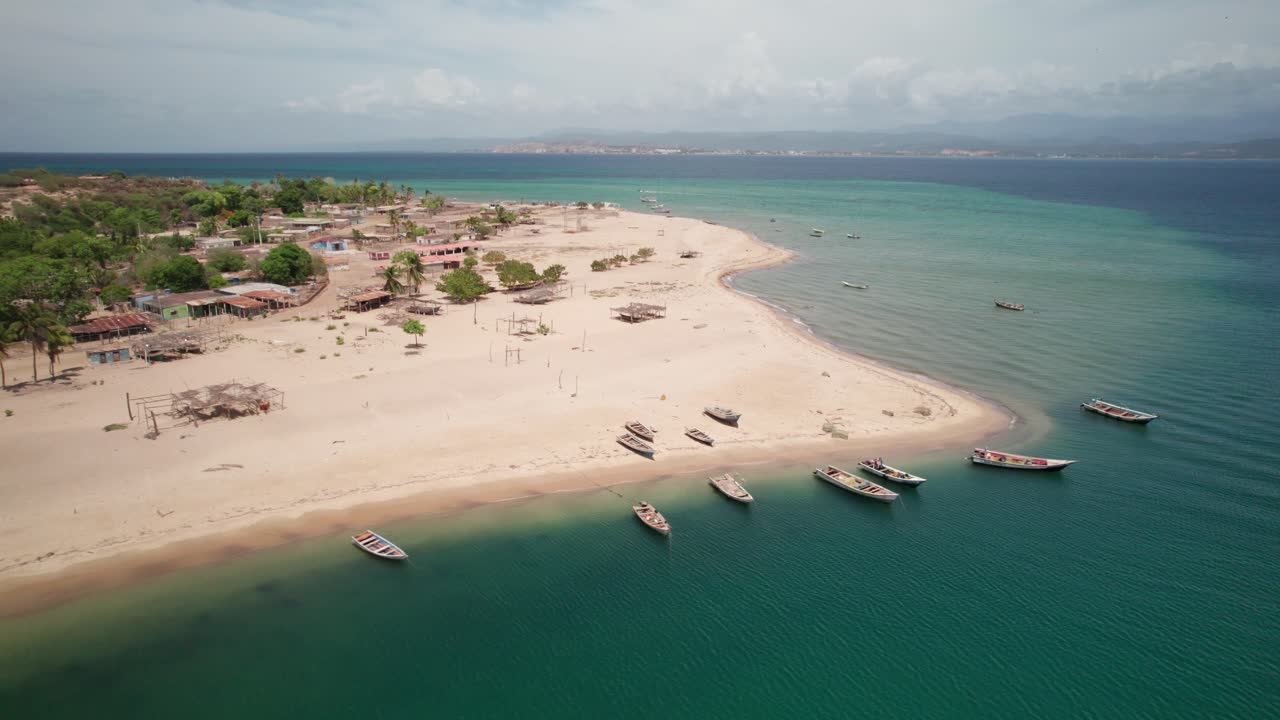 Penerbangan lintas udara di atas pantai tropis Punta Arena dengan air berwarna pirus