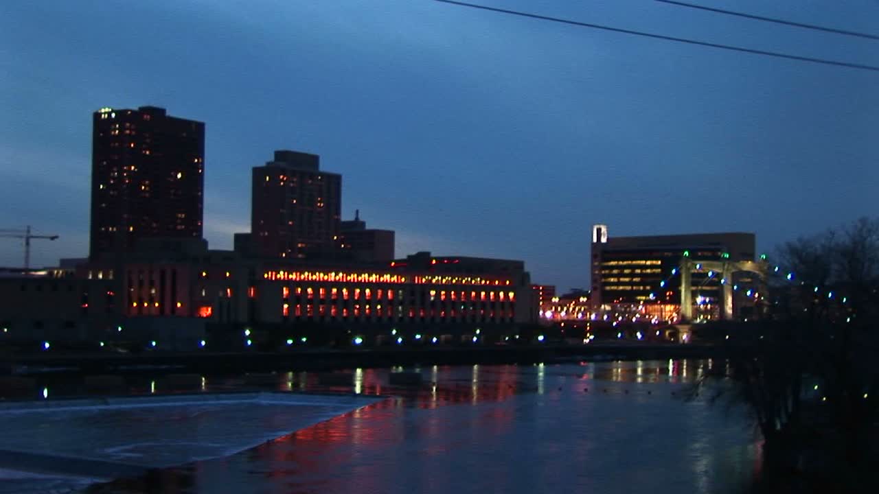 밤에 미시시피 강에서 미니애폴리스 미네소타 스카이라인을 가로지르는 왼쪽 팬