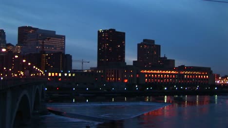 Leftpan-Cruzando-El-Horizonte-De-Minneapolis-Minnesota-Desde-El-Río-Mississippi-En-La-Noche