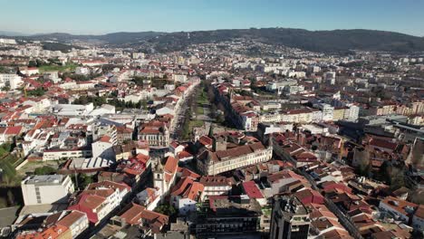 Fliegen-Sie-über-Das-Stadtzentrum-Von-Braga,-Portugal-30