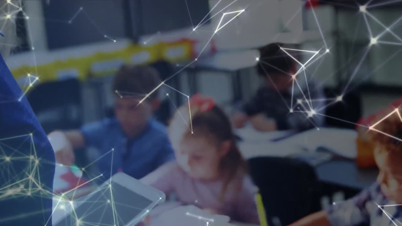 animación de una maestra caucásica con diversos escolares usando tableta sobre el procesamiento de datos