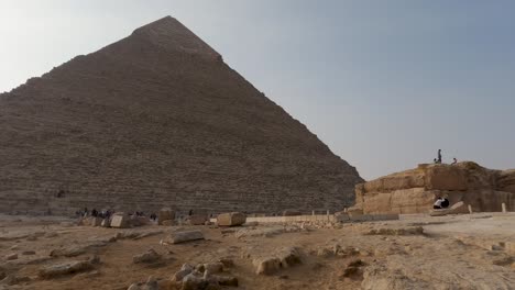 Tourists-enjoying-the-majestic-site-of-Pyramid-of-Khafre-at-Giza-pyramid-complex-at-Greater-Cairo,-Egypt