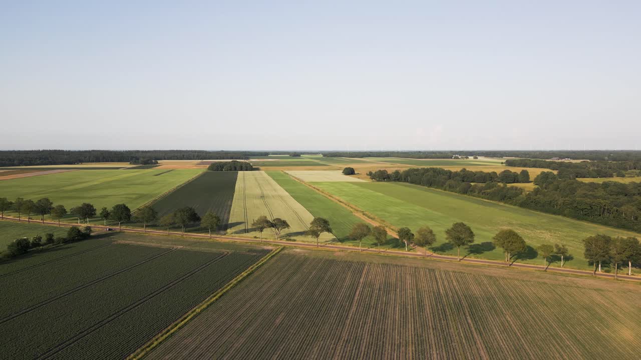 взгляд с воздуха на голландские сельскохозяйственные угодья