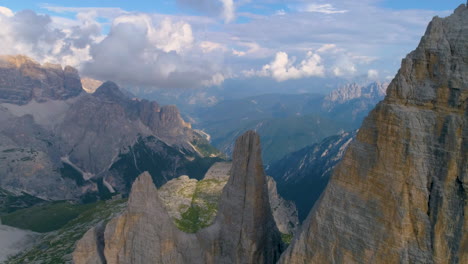 Langsame-Neigung-Nach-Unten-Antenne-über-Drei-Zinn-Südtirol-Extreme-Tal-Berg-Gipfel-Felsformation