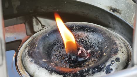 lámpara de aceite e incienso en un lugar religioso