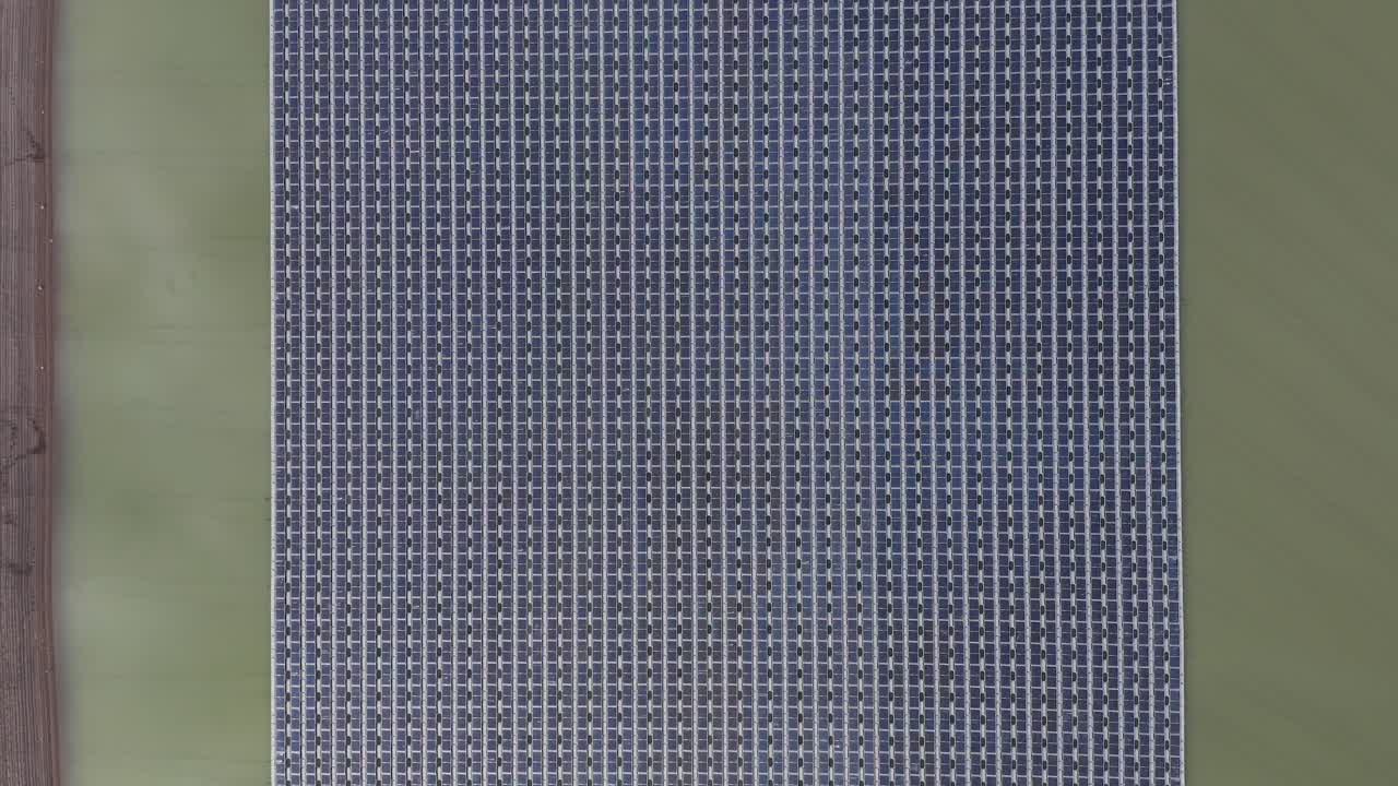 저수지 위에 떠 있는 태양 전지판