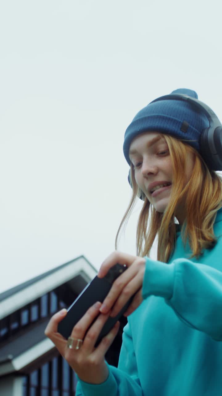 mujer con auriculares usando teléfono inteligente