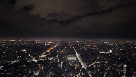 Luces-Brillantes-De-La-Ciudad-Nocturna-De-Milán,-Vista-Aérea