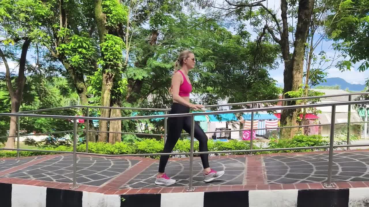 mujer caminando por una rampa en un parque