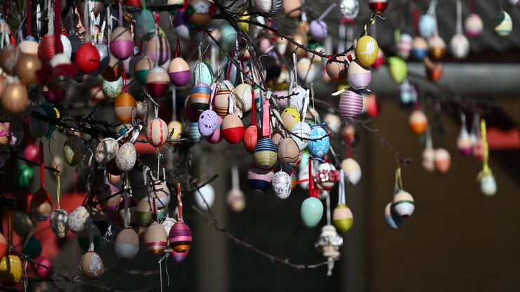 Vista dettagliata di un albero di uova di Pasqua con decorazioni artigianali