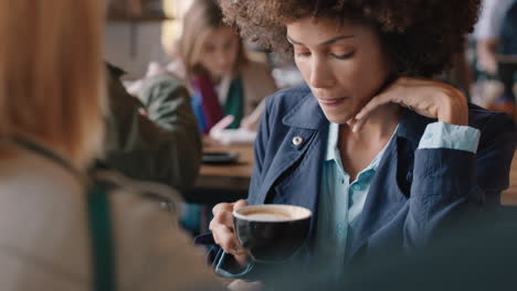 Schöne-Frau-Mit-Afro-Frisur-Nutzt-Ihr-Smartphone-Im-Café-Und-Schreibt-SMS,-Teilt-Nachrichten-In-Sozialen-Medien-Und-Genießt-Mobile-Technologie