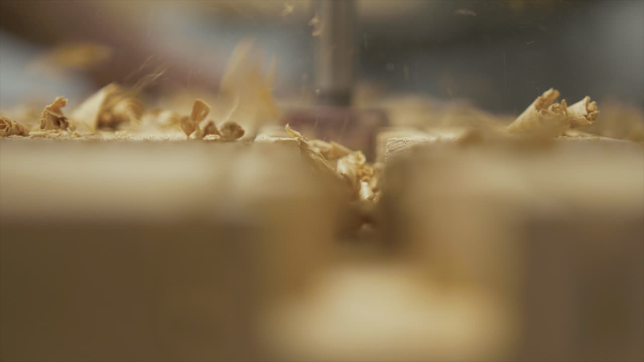 Bor Pilar Mengebor Lubang pada Serutan Kayu Ek, CLOSE UP