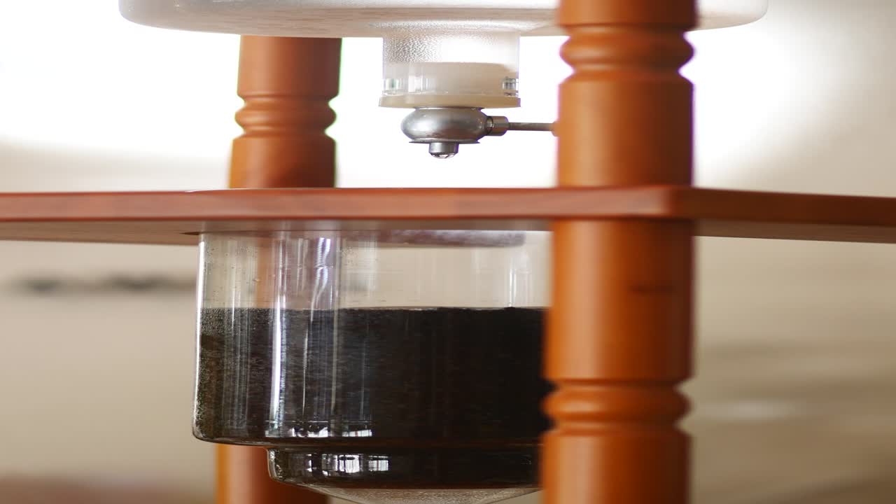 차가운 커피 메이커의 클로즈업