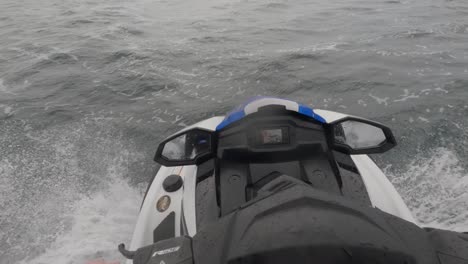 POV-Aufnahme-Eines-Jetskifahrers,-Der-Mit-Hoher-Geschwindigkeit-über-Einen-Unruhigen-Ozean-In-Newquay-Fährt