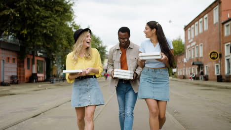 amigos caminando por la calle con comida