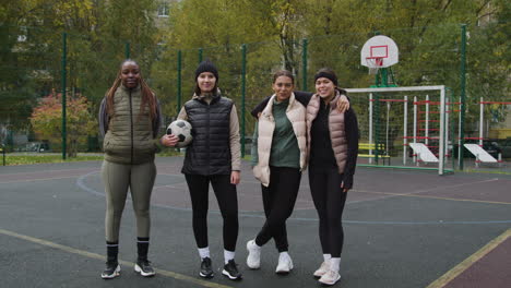 des amis sur un terrain de football