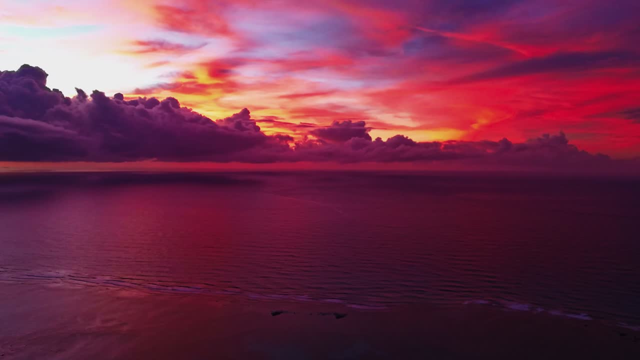 Timelapse de nubes dramáticas moviéndose por el cielo durante un intenso atardecer rojo sobre el océano en Mauricio. Escena atmosférica que transmite el paso del tiempo, el clima y la belleza natural.