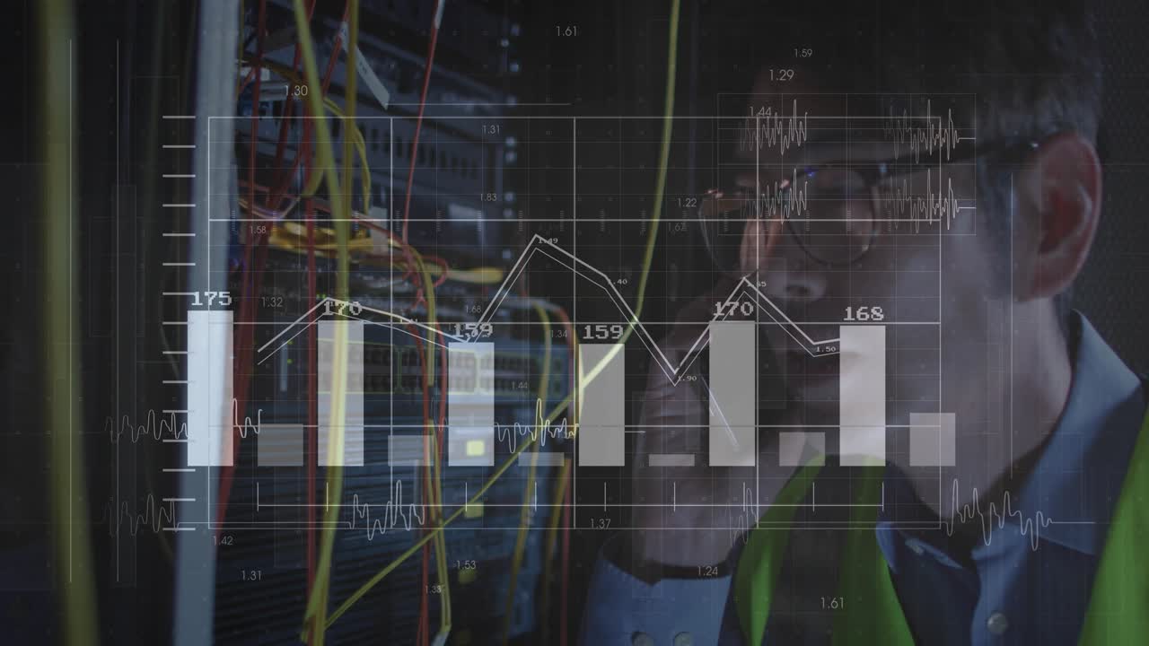 Ingegnere informatico che tiene in mano il telefono ispezionando i cavi del server, con grafici a barre e a linee che si aggiornano, confermando la stabilità.