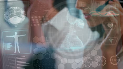 animación del procesamiento de datos médicos sobre personas de negocios que usan auriculares