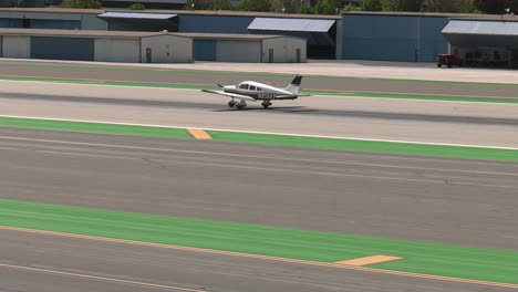 pequeño avión de hélice aterrizando en la pista