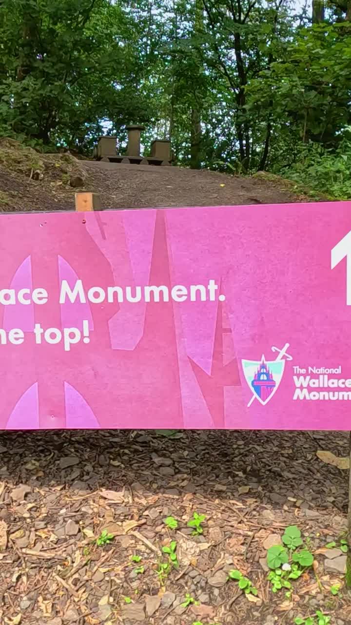 el sendero que conduce al histórico monumento de wallace