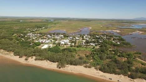 Una-Vista-Aérea-Muestra-Un-Barrio-De-La-Ciudad-Costera-De-Alva-En-Queensland-Australia