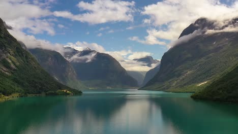 la hermosa naturaleza de noruega paisaje natural lago lovatnet.