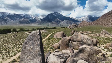 un escalador de roca asciende a una gran roca de aleta de tiburón en las colinas de alabama