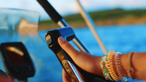 toma en cámara lenta de una chica empujando el acelerador en un bote pequeño en un día soleado en curacao