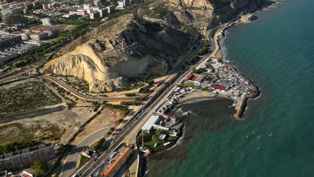 Vista aerea da drone di auto che si muovono lungo la costa di Alicante, Spagna, alla luce del giorno