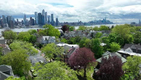 Wohnviertel-Mit-Der-Skyline-Von-Manhattan-In-Der-Ferne