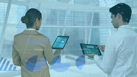 animación del procesamiento de datos sobre la vista trasera de un hombre y una mujer diversos que usan una tableta digital en la oficina